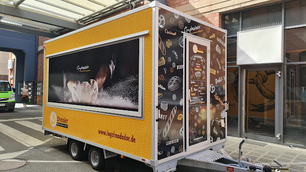 Vollflächig gestalteter Foodtrailer