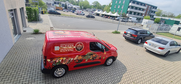 Roter Kleintransporter mit individueller, vollflächiger Fahrzeugfolierung