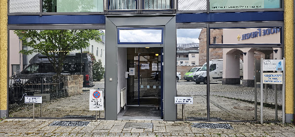 Gewerbefassade mit spiegelnder Sonnenschutzfolie